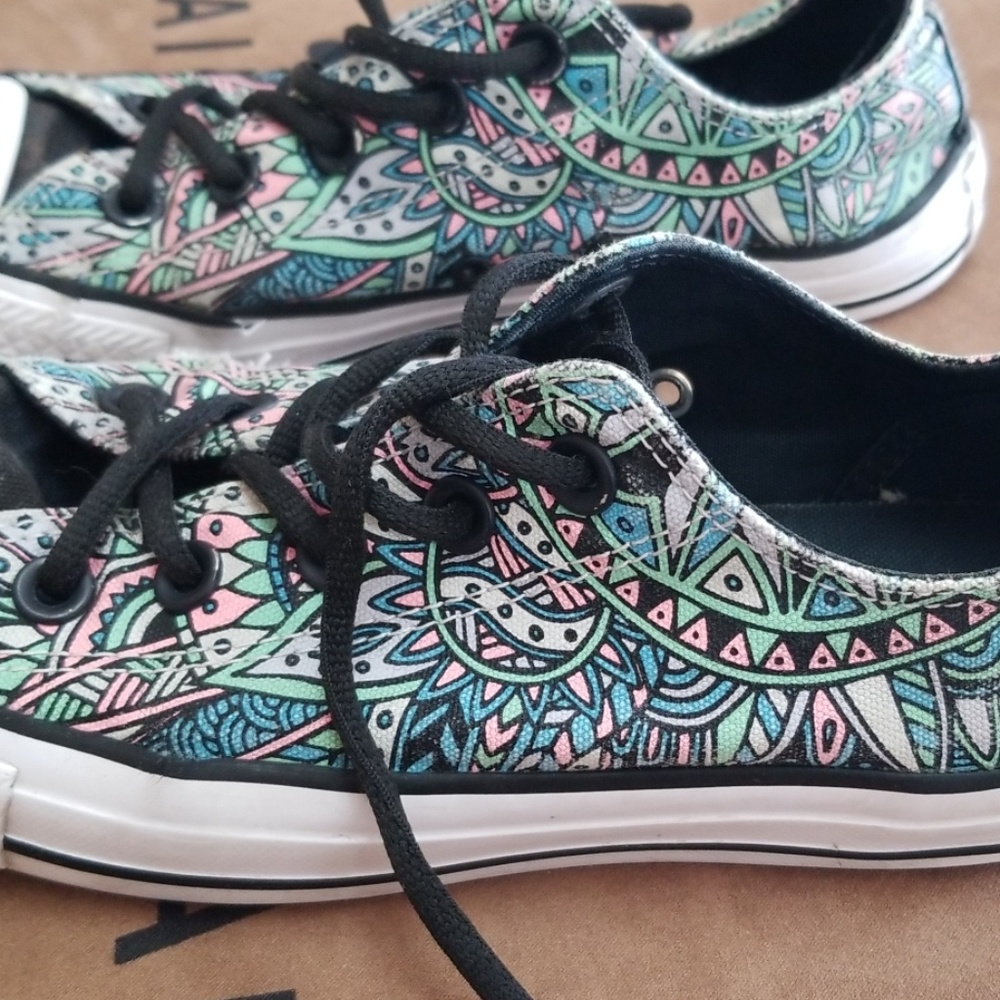 Women's Converse. I Have Two Sizes(Size 6 )And (Size 8) - Picture 4 of 5